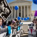 featured image Proyecto de Ley de California Evitaría que los Padres Sepan Cuando sus Hijos Tienen un Aborto