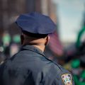 featured image 179 Oficiales de Policía de Nueva York se Retiran en una Semana en Medio del Aumento del Crimen y la Tensión con el Alcalde De Blasio.