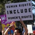 featured image Cientos de Mujeres se Unen para Protestar Contra la Orden Ejecutiva Transgénero de de Biden, la Ley de Igualdad