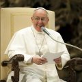 featured image El Papa en la Audiencia: Los Santos No Dejan de «Darnos una Mano»