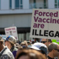 featured image Las controvertidas políticas de vacunación se extienden, limitando el acceso público de los no iniciados
