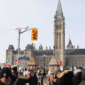featured image DESPLAZAMIENTO: El alcalde de Ottawa declara el estado de emergencia por las continuas protestas