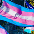 featured image Por primera vez en la historia, la bandera transgénero ondea frente a un organismo federal