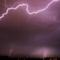 featured image Potente sistema de tormentas mata a 2 y deja sin electricidad a más de 1 millón de hogares y negocios