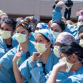 featured image Los trabajadores de la salud forman piquetes frente a los hospitales de EE.UU. en varios estados, dando inicio a 3 días de huelga