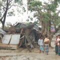 featured image El ciclón Remal arrasa los tejados de paja y corta el suministro eléctrico en Bangladesh e India